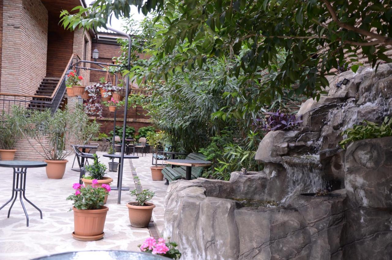 Tiflis Hotel エクステリア 写真